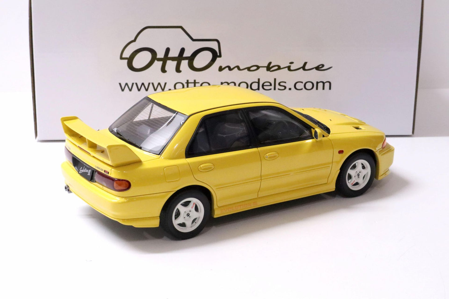 z OTTO mobile 1:18 Mitsubishi Lancer EVO III Dandelion yellow 1995 OT382